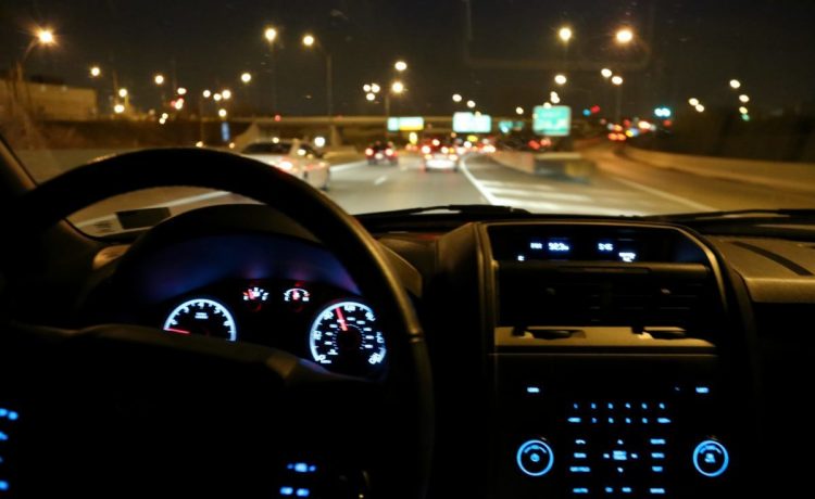 نصائح هامة لقيادة سيارتك بأمان خلال ساعات الليل