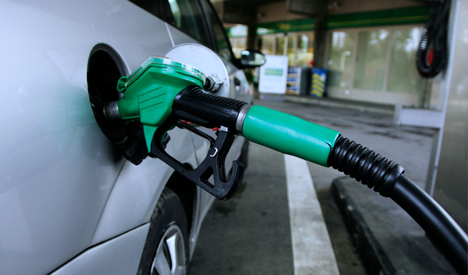 أخطاء شائعة تزيد من استهلاك الوقود في سيارتك