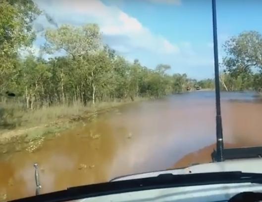 “فيديو” شاهد سيارة تعبر نهر بطريقة مثيرة للإعجاب