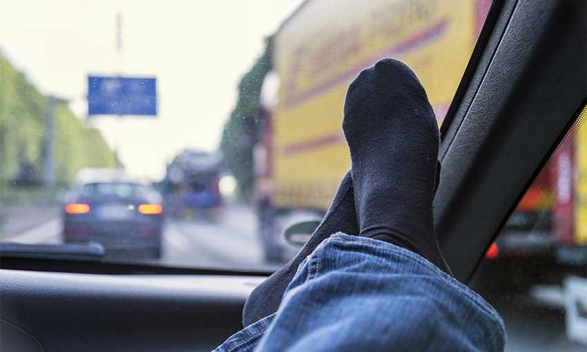 لماذا يحذر الخبراء من وضع القدم على طبلون السيارة؟