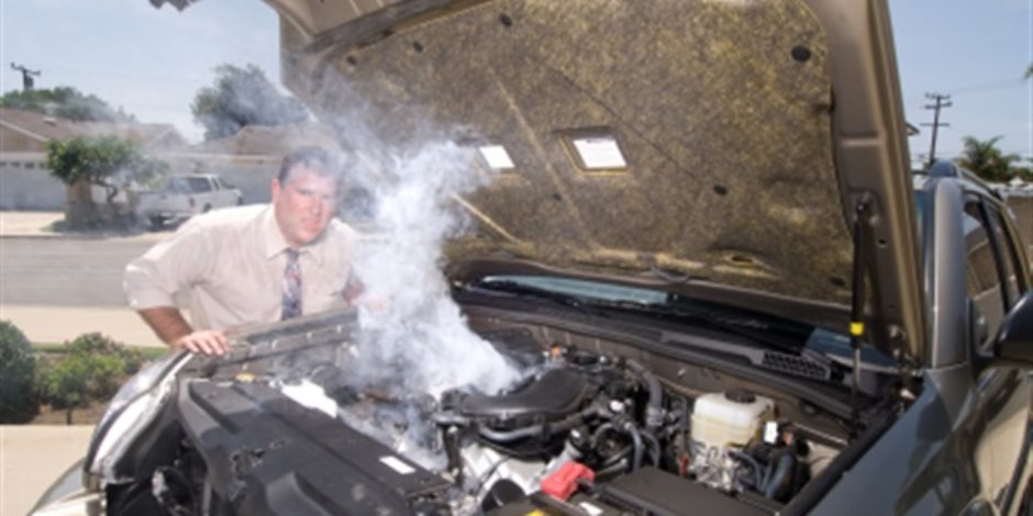 كيفية تبريد محرك السيارة إذا ارتفعت درجة حرارته أثناء القيادة