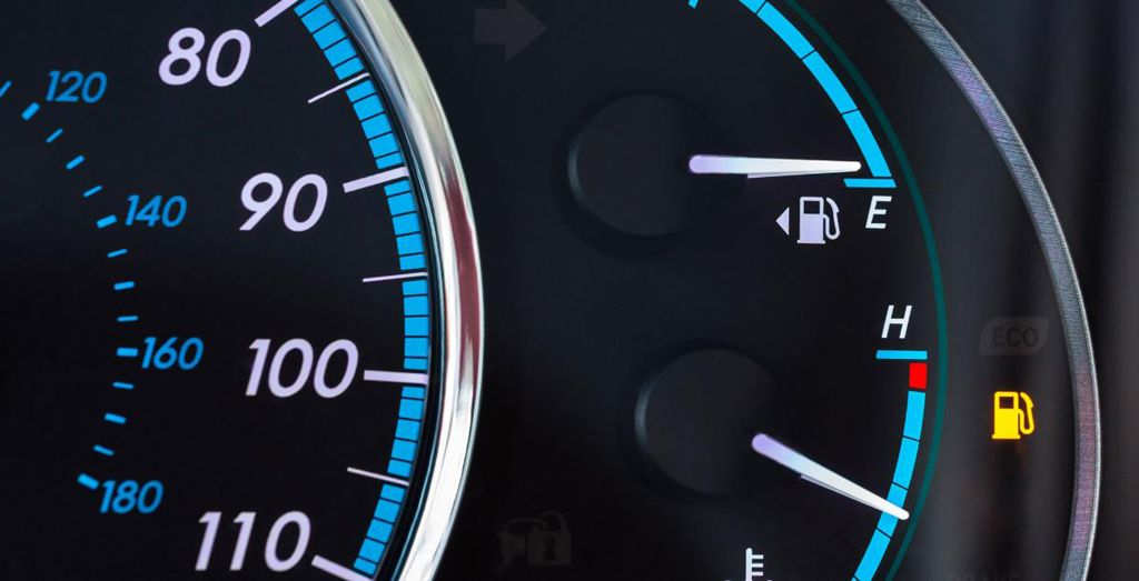 7 نصائح من الخبراء لقيادة السيارة لأقصى مسافة مع خزان وقود يكاد يفرغ