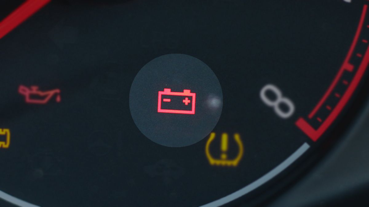 تعرف على أسباب إضاءة لمبة تحذير البطارية في سيارتك