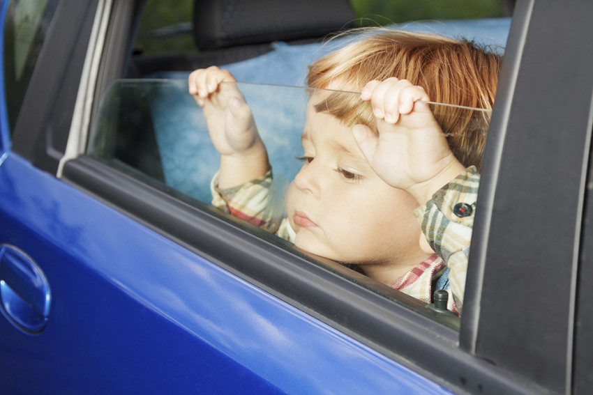 نصائح لحماية الأطفال من أشعة الشمس داخل السيارة خلال الصيف