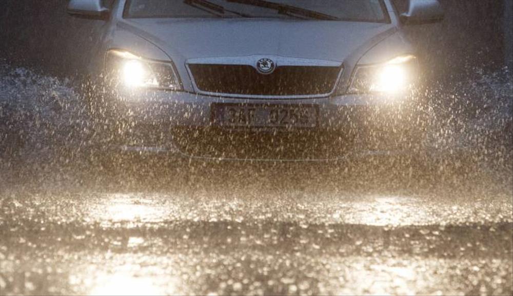 كيفية منع تسرب ماء الأمطار من زجاج السيارة